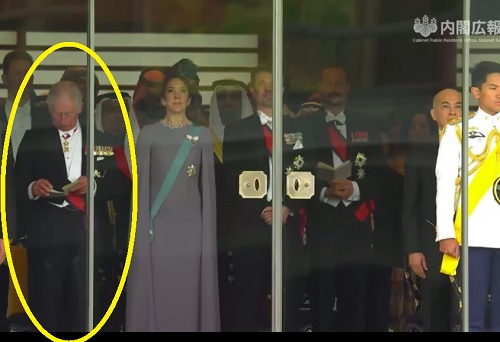 チャールズ皇太子、式次第を見る「即位礼正殿の儀」
