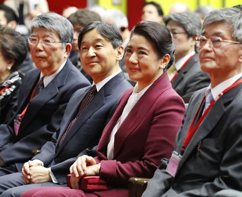 「水と文化」国際シンポジウムの講演会場に到着された天皇、皇后雅子さま