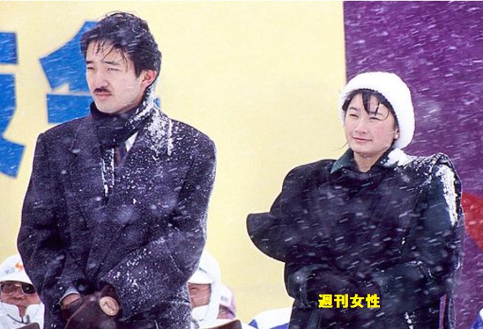 吹雪の中で公務をなさる秋篠宮殿下と紀子さま
