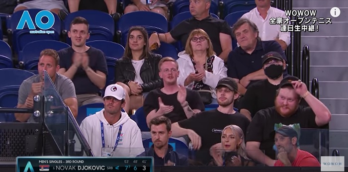 ジョコビッチの試合を見ている観客